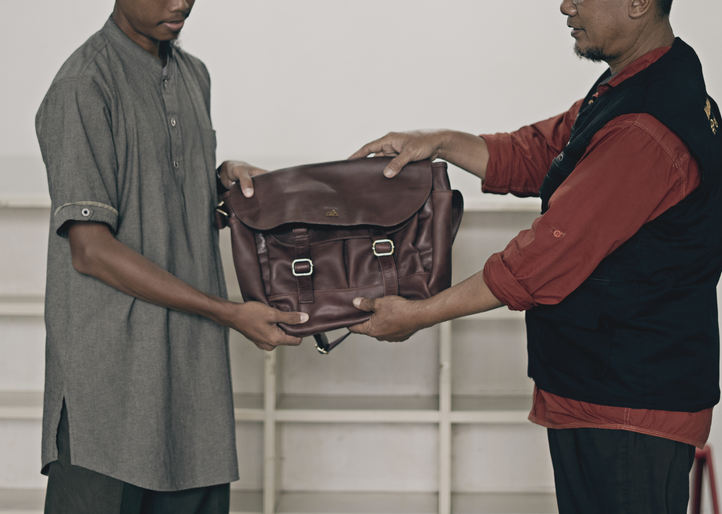 Tas Kulit untuk Guru