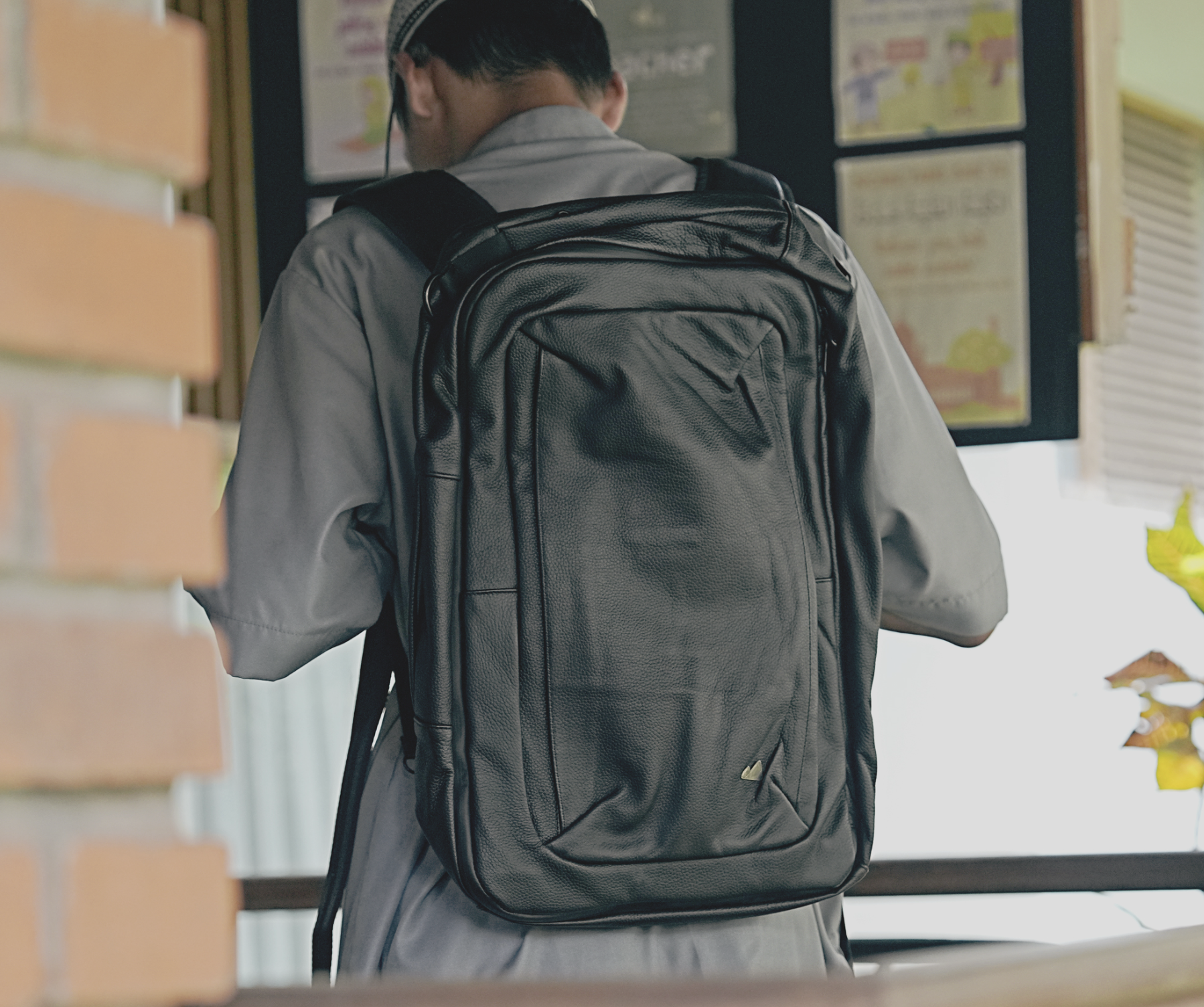 Tas Kulit untuk Guru