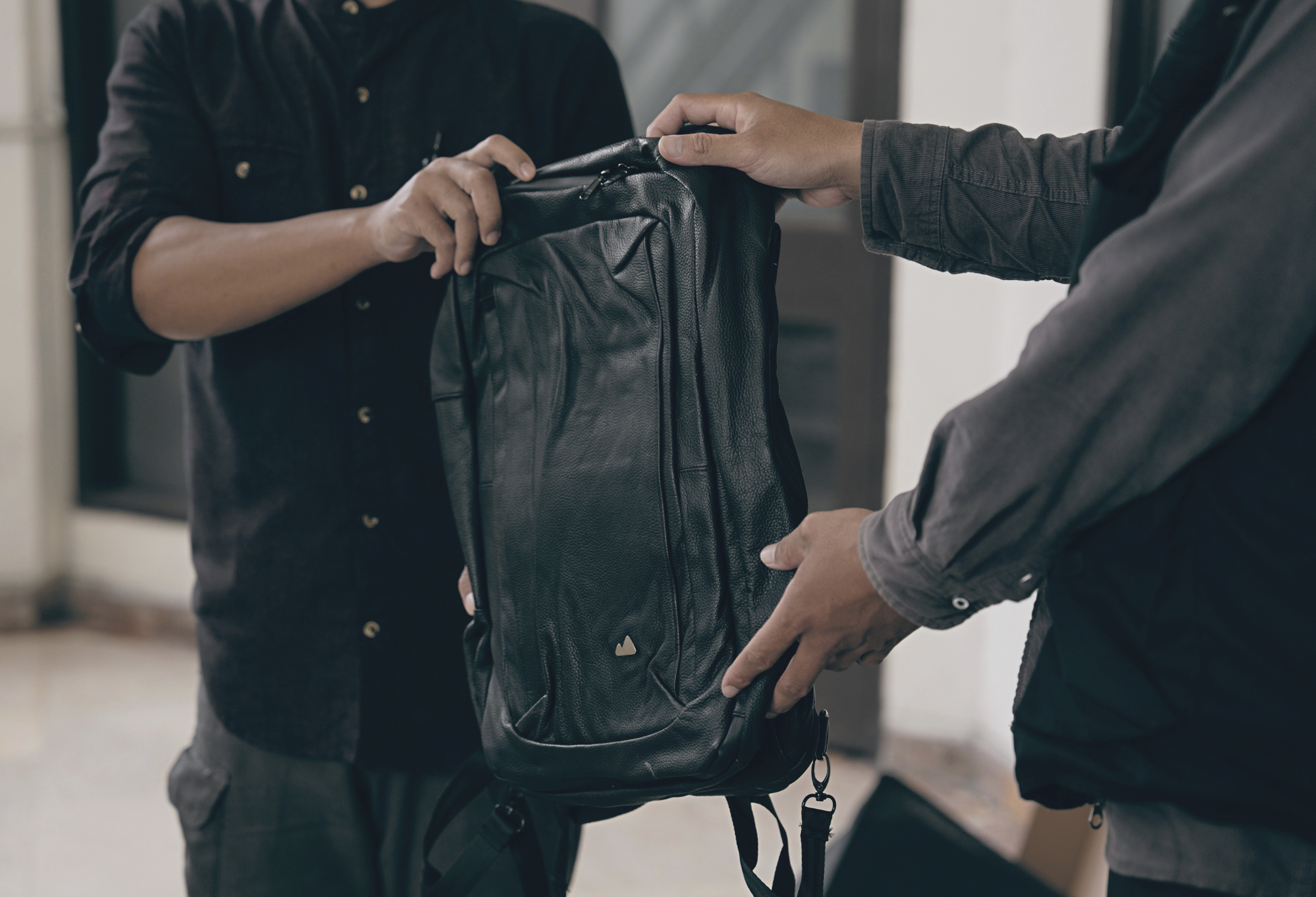 Tas Kulit untuk Guru